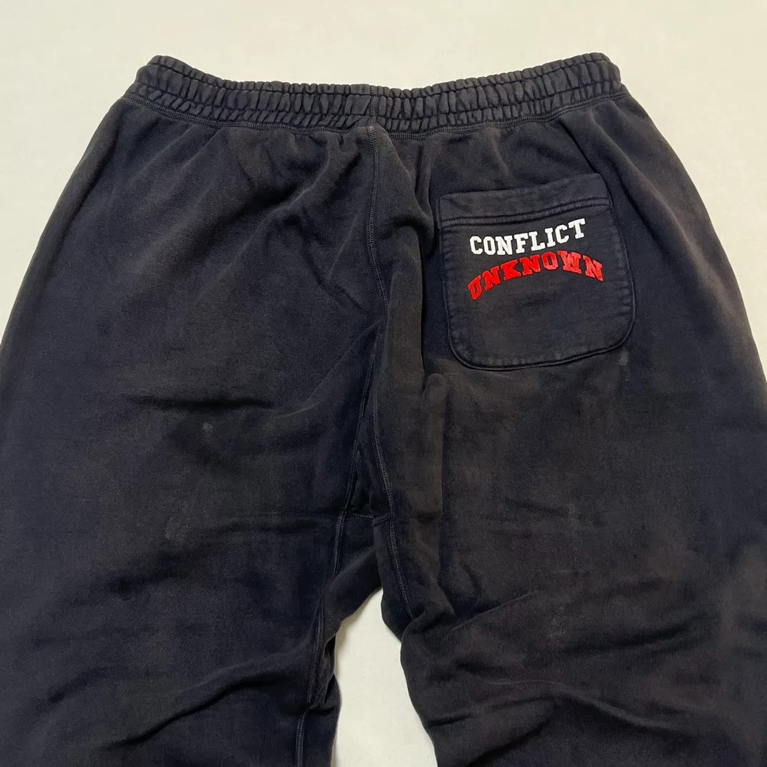 SAINT Mxxxxxx x DENIM TEARS STRUGGLE SWTPNTS/BLK DT co-branded boxing retro distressed sweatpants, washed black S-XL Assute dyeing, whole piece sprayed with horse fade, authentic grade crack printing, mold customization co-branded main mark/washed mark, factory four-needle six-thread workmanship, no bone seams, more comfortable to wear